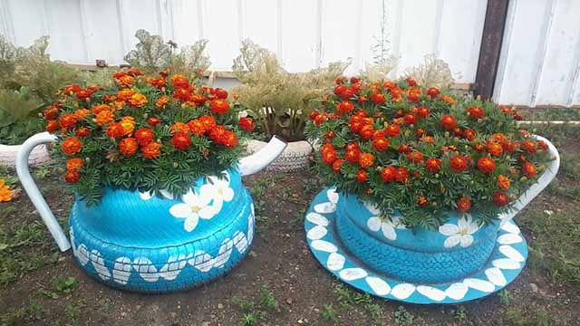 Скамейка. По краям цветники